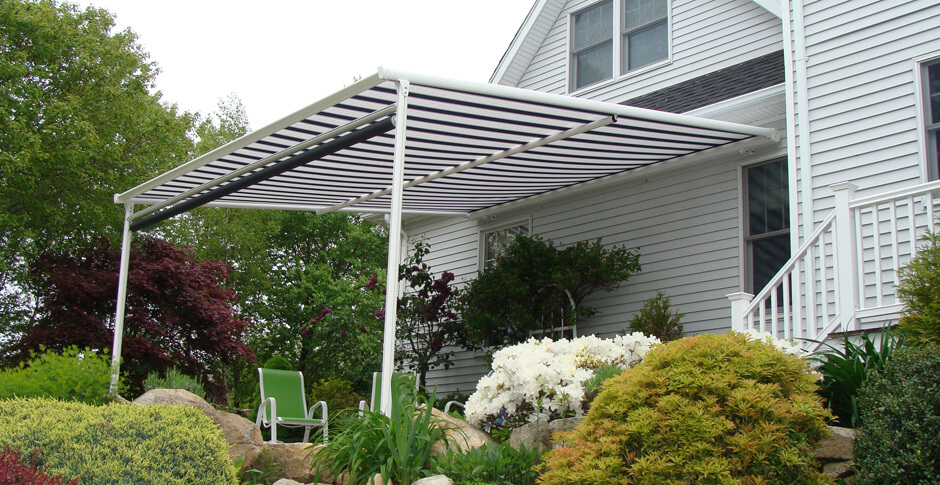 Toldo veranda plus con pies delanteros, lacado blanco y toldo cortavientos en la parte frontal