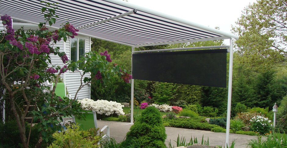 Toldo veranda plus con pies delanteros, lacado blanco y toldo cortavientos en la parte frontal