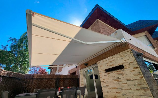 Toldo cofre en patio